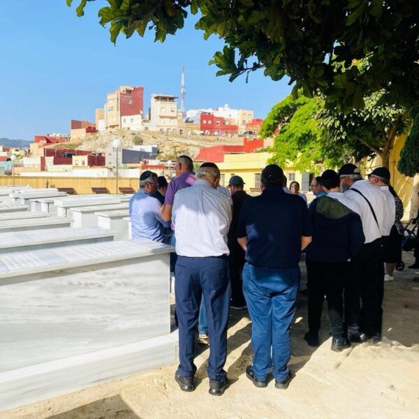 Grupo kadish en la sepultura 2 Recitation of Kaddish at the grave and candle lighting